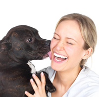 犬と女性の笑顔